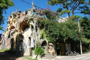 Сумасшедший отель во Вьетнаме, который считают одним из самых необычных зданий планеты