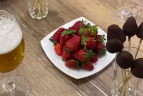 Мужчине  пришлось изрядно попотеть, чтобы создать клубнично-шоколадное лакомство для жены