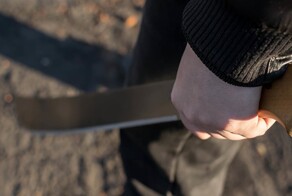 В Питере неадекват с мачете ранил двух подростков