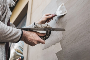 Строитель Фарух обиделся на уволившую его женщину и стал угрожать «закладками» с тухлыми яйцами