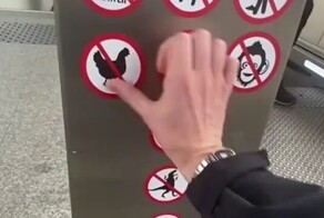 Шутник несколько недель добавлял на эскалатор нелепые запрещающие знаки