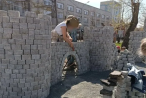 Суровый сибирский конструктор: в Новосибирске дети строят крепость из брусчатки