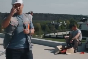 В дружной команде появилось вакантное место кровельщика