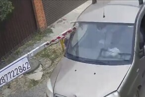 В Ростове неисправный шлагбаум проткнул две машины и едва не покалечил водителей