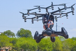 В Японии прошли показательные полеты американского аэромобиля