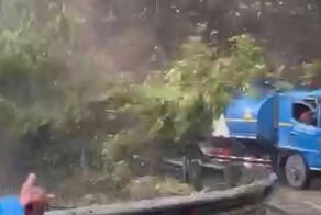 Оползень едва не завалил грузовик