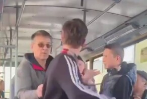 В Екатеринбурге мужчина преподал урок воспитания подросткам, которые вели себя по-хамски