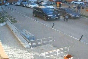 С детской площадки прямиком под машину