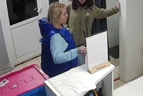 Женщина  пришла на пункт выдачи и украла ароматизатор
