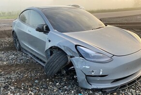 Владелец Tesla чуть не врезался в движущийся поезд в режиме «автономного вождения»