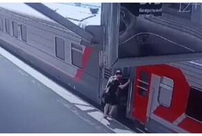 В Санкт-Петербурге мужчина упал между платформой и поездом