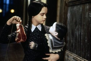 От комиксов до сериала Тима Бертона — как семейка Аддамс смешит и пугает нас уже более 85 лет