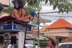 Бензиновый душ. Девушки устроили откровенную фотосессию на заправке