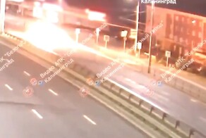 Автомобиль и мотоцикл превратились в факел посреди Московского проспекта в Калининграде