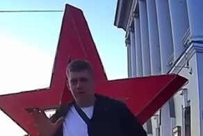 Житель Севастополя справил нужду на инсталляцию в честь Дня Победы и ему сразу же прилетело