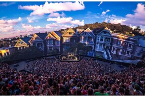 Зрители и музыканты "взлетели" во время концерта в гигантской сфере