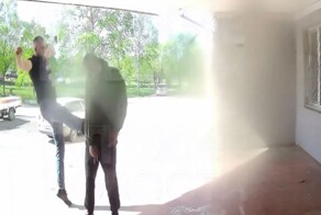 В Приморье алкаш справил нужду на дверь подъезда и был избит жильцом дома