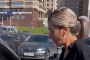 "Нет, меня не колбасит!": в Новосибирске блондинка обматерила семью с ребёнком-инвалидом, заняв их место на парковке