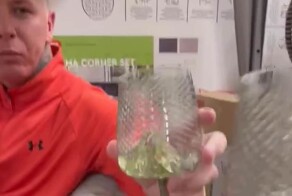 Парни после спортзала устроили пикник в супермаркете