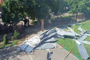 Кровля школы упала на школьников, собравшихся на линейку в Краснодаре. Пострадали 12 подростков