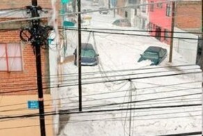 В Мексике в разгар аномальной жары выпал град и пронеслось торнадо