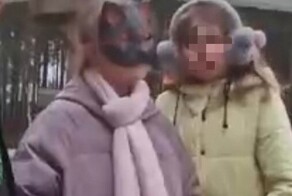 Девочка, считающая себя кошкой, напала на ребёнка и избила его палкой