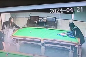 Неловкая любительница бильярда