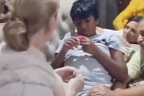 На Бали толпа россиян за деньги поклоняется парню на диване