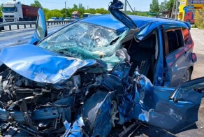 Грузовик вылетел на встречную полосу и смял автомобиль с семьёй