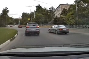 Знаков нет, разметки нет, зеркал, видимо, тоже нет