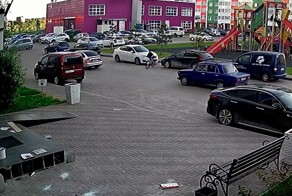 На велосипеде с детской горки и под колёса автомобиля