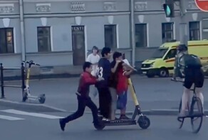 Дети на электросамокате столкнулись с велосипедистом