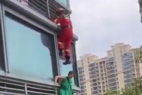 Такого спасателя самого спасать надо