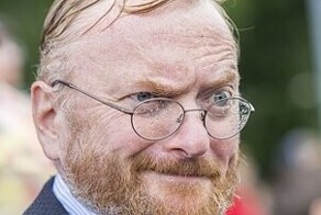 «Мы же в России живём, а не в Америке»: депутат Милонов призвал запретить женщинам ходить по улице без нижнего белья