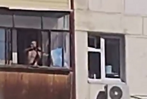 В Якутске пьяный мужик открыл стрельбу с балкона по припаркованным машинам