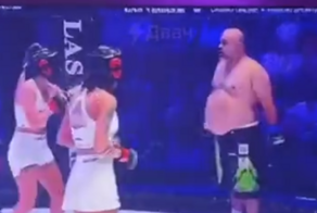 Предсказуемый бой мужчины и двух девушек