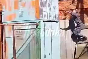 В Кузбассе 8-летний мальчик повис на трансформаторной будке, находящейся под напряжением