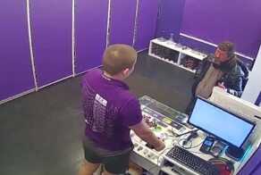 Мужик пытался купить пиво в магазине кальянов