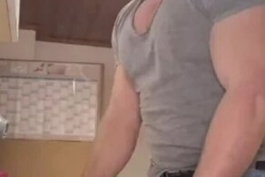 Качок с интересным хобби