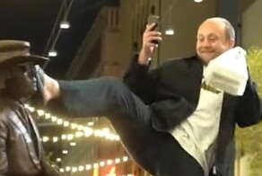 Живая статуя невзначай получила по голове