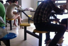 Китайская девушка в студенческой столовой (3 фото)