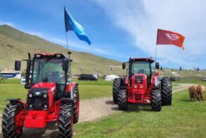 В хозяйстве пригодится: Лукашенко подарил президенту Монголии два трактора и получил в ответ двух жеребцов