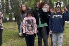 В Тюмени полицейские проверили группу квадроберов, которые нарядившись в костюмы скакали по парку
