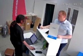 "Дома есть кто?": конфликтный посетитель пункта выдачи