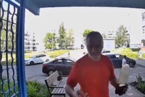 Мужчина прогнал детей и облил лавочку маслом, чтобы на ней никто не сидел