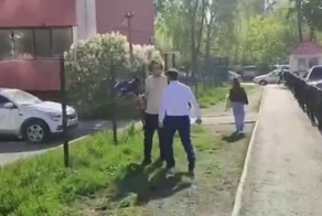 Приезжий набросился на журналистов у миграционного центра в Екатеринбурге