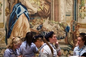 15 человек, которые идеально вписались в музейную среду