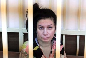 Звезда "Битвы экстрасенсов", которая обвиняется в мошенничестве, устроила истерику в суде