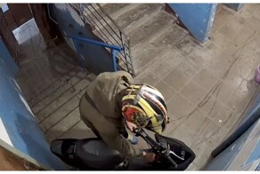 Парень подпер своим скутером дверь в чужую квартиру