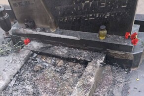 На памятнике вокалиста группы "Сектор Газа" заметили следы возгорания